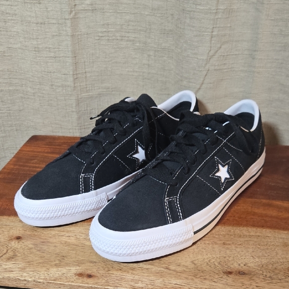 Converse Unisex Black Star Sneakers - 6.5 MEN/8 WOMEN - Picture 2 of 8